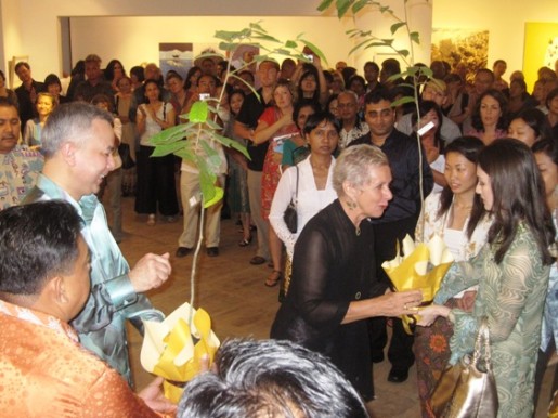 “Go back to Perak and plant another democracy tree to make up for the one that was damaged,” Angela Hijjas seems to be saying to Tuanku Zara Davidson while Raja Nazrin Shah looks absolutely delighted that he has one to plant too. 