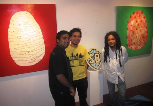Wannabe artist Dinesh Ramalingam with artists Saiful Razman and Aswad Ameir