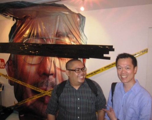 “He did it!” journalist Kean Wong seems to be saying that Ise tore up Najib’s head from the billboard. 