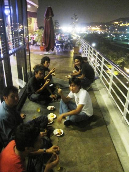 “Sila buat macam rumah sendiri ye!” Visitors having a picnic by the waterfront from the gallery’s terrace. 