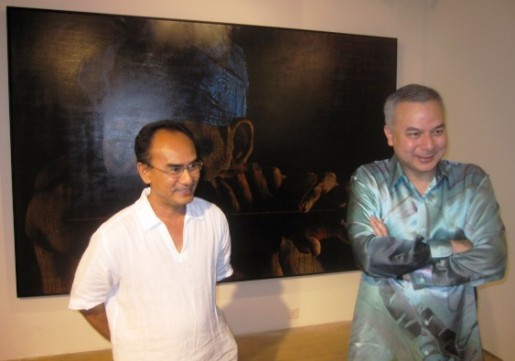 Collector Lim Edin Nom posing with his latest prized acquisition Bayu Utomo Radjikin’s Infinity for RM60,000 striking a pose with Raja Nazrin Shah.