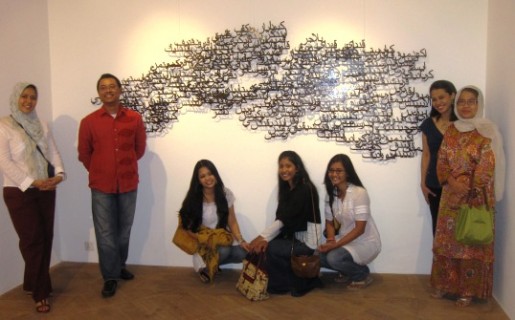  Artist Abdul Muthalib Musa with fiancée Fairuz and her sisters Janna, Aishah, Awatif, Yanti and their mother Maimun. The others are still single.