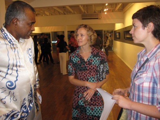 “What is the name of the gallery that is out of KL?,” “Rimbun Dahan?” Singapore High Commissioner to Malaysia T. Jasudasen enquiring about the local art scene from Australian artist Rochelle Haley and Rimbun Dahan resident artist Monika Behrens. 