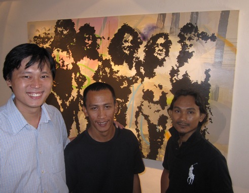  Gallerie Taksu’s Wilson Ang with artists Yusri Sulaiman and Raduan Man. 
