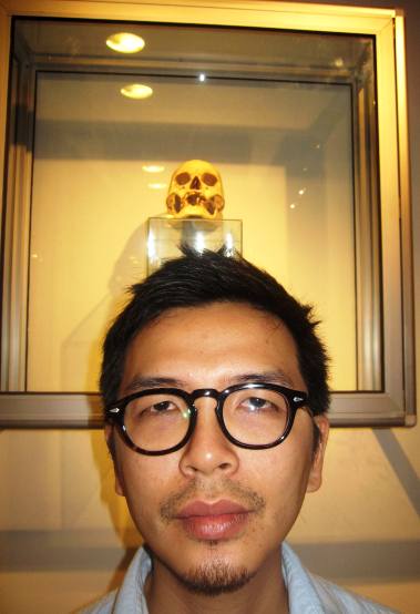 Mohd Fuad Md Arif, For the Love of Gold, 2009, Glass, aluminium frame, skull and 8k gold, 82 x 82 x 26cm (RM6,000) 