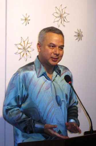 Regent of Perak Raja Nazrin Shah making jokes about speakers, not of the loud kind with backdrop of Helen Bodycomb’s Tanah Air Constellation (Lucky Stars)