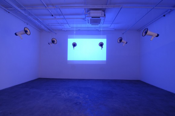 Vincent Leong, "Doolby Surround Sound", Megaphone and projection, 2009
