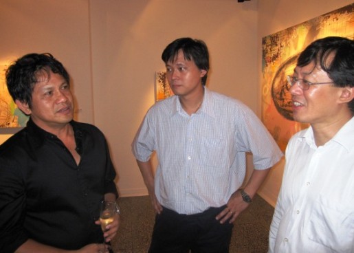 Gallerie Taksu’s Suherwan Abu with investment banker Hoo See Kheng while Wilson Ang looks on. 